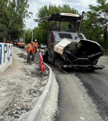 Нові бордюри, тротуари, дорожнє покриття: у Дніпрі продовжують комплексно усувати аварійність на вулицях