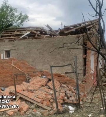 Внаслідок авіаудару по селищу на Харківщині постраждали троє людей
