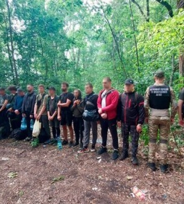 Прикордонники затримали у лісі 13 чоловіків, які сплатили по 2 тис. дол. за поради у месенджері з перетину кордону