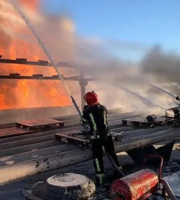 У Київській області вже понад добу гасять пожежу, яка виникла внаслідок ворожого обстрілу