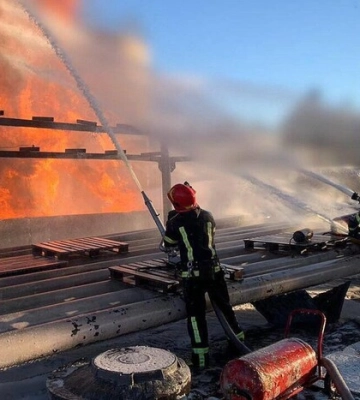 На Київщині триває ліквідація пожежі, яка виникла внаслідок ворожої атаки 12 червня. ФОТО