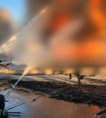 У Київській області досі не загасили пожежу, спричиненому вчорашнім російським ударом