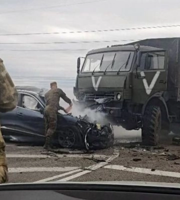 На трассе под Мелитополем российские военные на грузовике раздавили легковушку