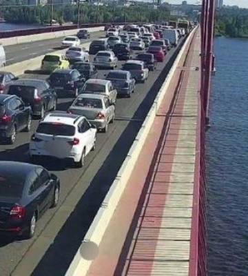 На Центральному мосту у Дніпрі сталася ДТП: рух ускладнено