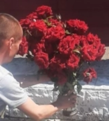 У Здолбунові зловмисників змусили залишити вкрадені троянди біля Стели Героїв
