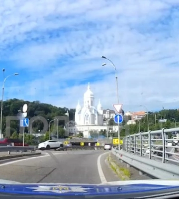 KIA влетел в отбойник: в Киеве на съезде с моста Патона произошло ДТП, видео