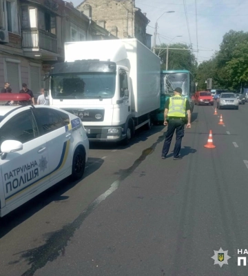 В Одесі маршрутка врізалась у припарковану вантажівку: шість людей травмувались