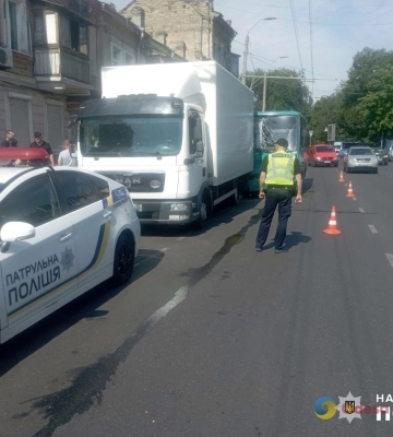 В Одесі маршрутка врізалась у припарковану вантажівку: шість людей травмувались