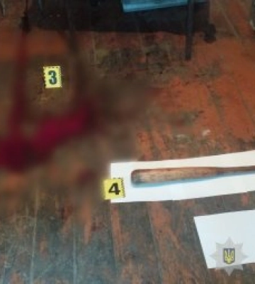 На Мукачівщині поліцейські затримали чоловіка, який до смерті битою побив односельця