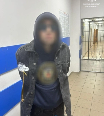 В Одесі до жінки у квартиру заліз невідомий чоловік