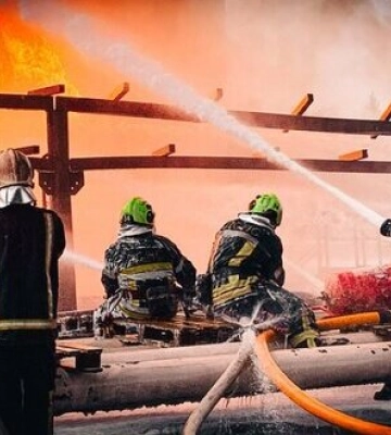 Уже півтори доби понад 200 рятувальників гасять пожежу після удару РФ по Київщині. ФОТОрепортаж