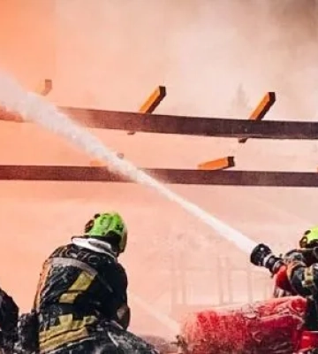 На Київщині вже понад добу триває ліквідація пожежі на промпідприємстві: фото