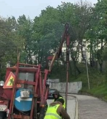 Львівські комунальники три місяці чистили дощоприймачі: діставали посуд, пляшки та айфон