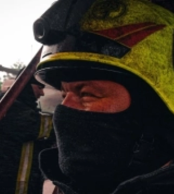 На Київщині кількасот рятувальників гасять пожежу, спричинену російським обстрілом