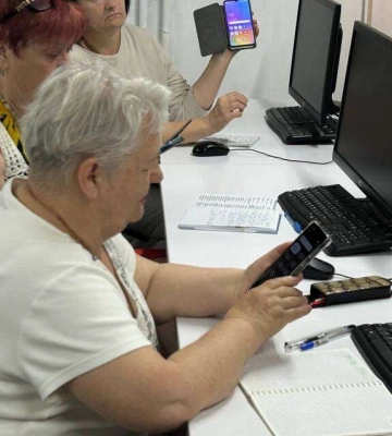 У Дніпрі більше 4 тисяч студентів Університету третього віку опанували смартфони