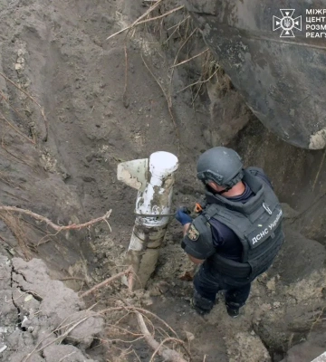 Сапери вилучили смертельно небезпечну плануючу авіабомбу у прифронтовому Харкові: фото
