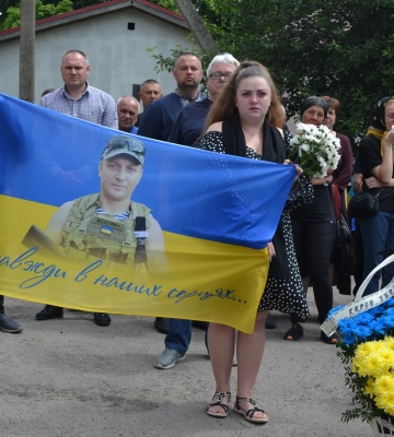 У Здолбунові прощались з воїном, який боронив Донецький аеропорт, а загинув на Луганщині
