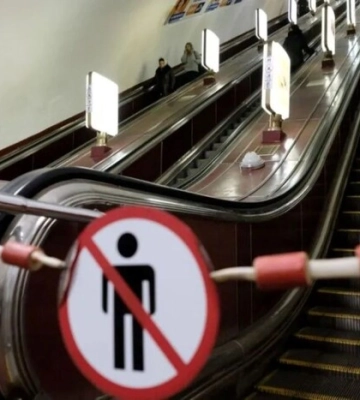У Києві в метро пасажирка упала під потяг: станції синьої гілки зачиняли