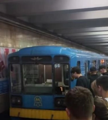 У Києві жінка потрапила під потяг в метро, закривали чотири станції