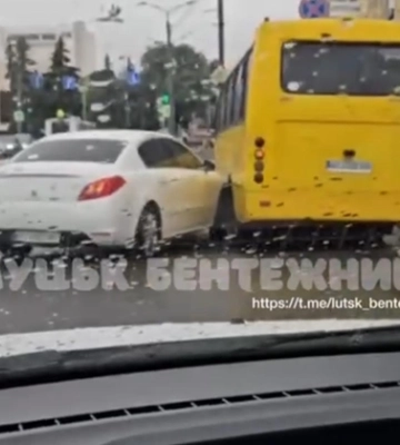 У центрі Луцька легковик врізався у маршрутку (відео)