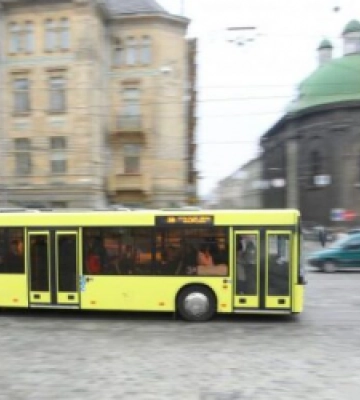 У Львові з понеділка один з міських автобусів курсуватиме за зміненим маршрутом