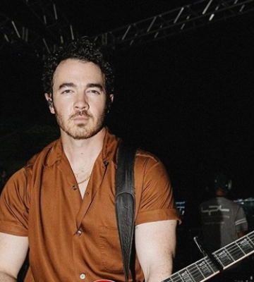 У соліста гурту Jonas Brothers діагностували рак шкіри