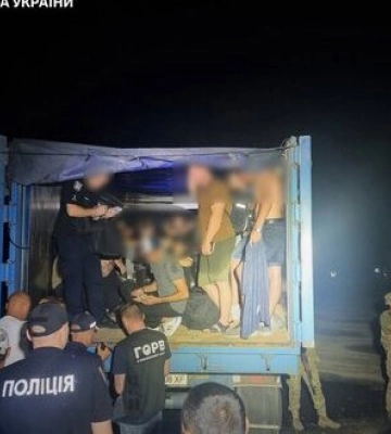 41 чоловік у причепі: На кордоні з Молдовою затримано вантажівку