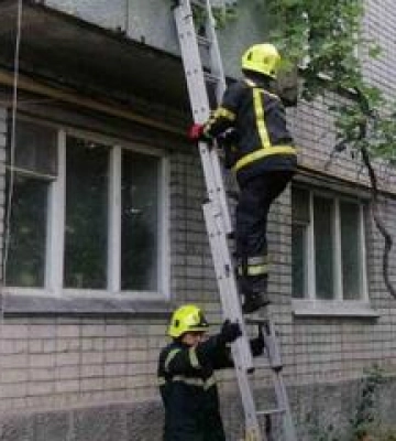 До хворої кременчужанки рятувальники проникли через вікно