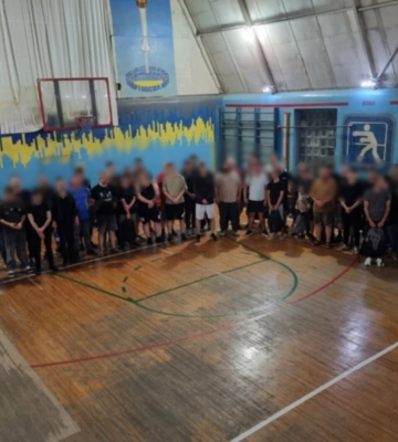 Замість зерна у причепі: на Одещині прикордонники зупинили фуру з 41 чоловіком