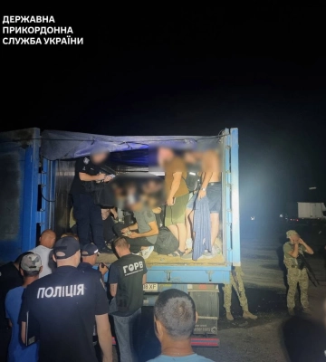 Ухилянти з Харківщини прикинулися зерном, щоб перетнути кордон (відео)
