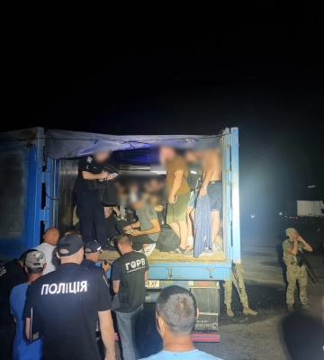 На кордоні з Молдовою затримали вантажівку з 41 ухилянтом, є і з Волині