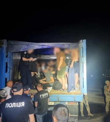 На Одещині зупинили зерновоз, який замість збіжжя перевозив 41 нелегала