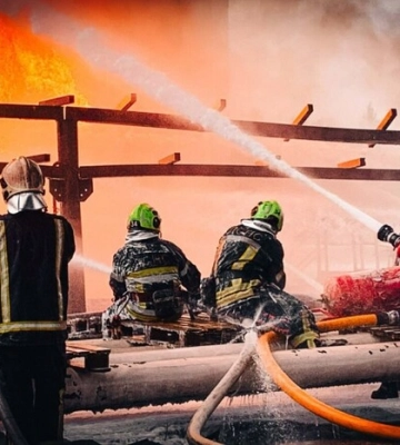 На Київщині вогнеборці вже третю добу гасять пожежу, спричниену атакою РФ