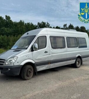 Наслідки атаки FPV-дрона росіян на автобус у Сумській області: Поранено чоловіка та двох жінок. ФОТО