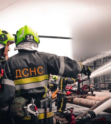 Наслідки обстрілу: у Київській області третю добу гасять пожежу на підприємстві