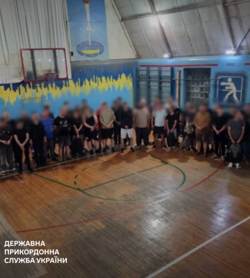 Замість зерна у причепі: на Одещині прикордонники зупинили фуру з 41 чоловіком