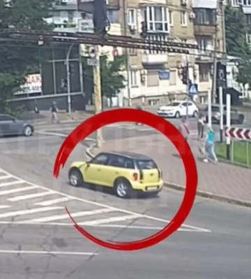 Проехала на красный сигнал светофора: в Киеве наказали водителя Mini Cooper, видео