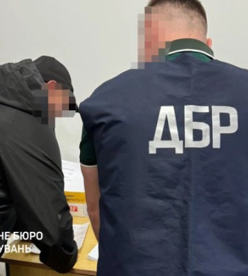 На Львівщині затримали двох правоохоронців під час отримання хабаря за закриття кримінальної справи