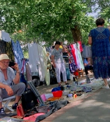 Оккупированный Мелитополь превратился в барахолку - пенсионеры распродают все (фоторепортаж)