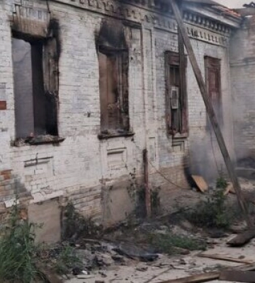 Окупанти обстріляли з важкої артилерії Нікополь, спалахнула пожежа, пошкоджено будинки. ФОТОрепортаж