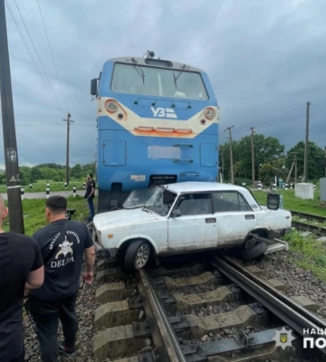 На Хмельниччині поїзд протаранив автомобіль на переїзді (ФОТО)