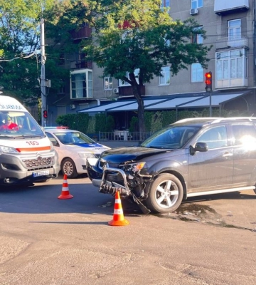 Зранку у Франківську зіштовхнулися Mitsubishi та Nissan: є постраждалий