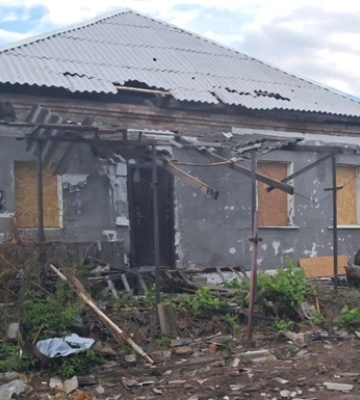 Окупанти обстріляли з важкої артилерії Нікополь, спалахнула пожежа, пошкоджено будинки. ФОТОрепортаж