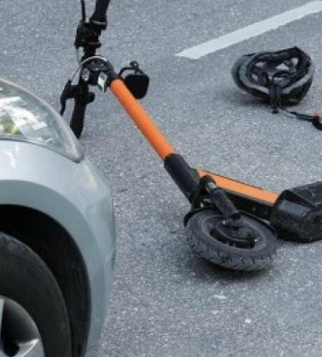У Львові BMW збила 15-річного хлопця разом з дівчиною на самокаті