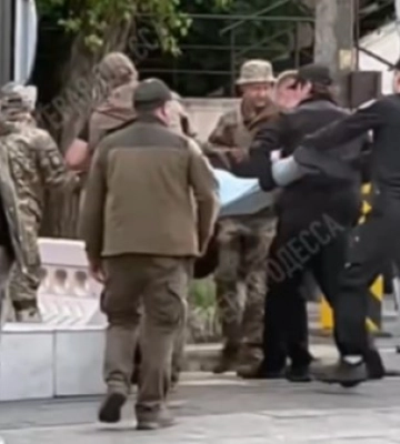 Не вели, а несли цивільного, зупиняли маршрутки для перевірок: відео діяльності працівників ТЦК в Одесі