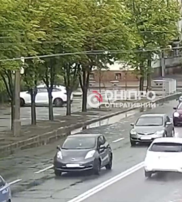 В Днепре на Сичеславской Набережной легковушка влетела в забор: видео момента