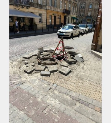 У центрі Львова вибуховою хвилею зірвало люки