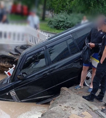 В Киеве «Land Rover» въехал в канаву, где проводились ремонтные работы: фото