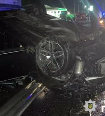 Поблизу Пирятин легковик протаранив відбійник і перевернувся