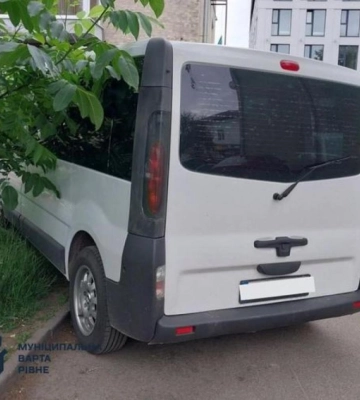 Паркувались на газонах та тротуарах: у Рівному оштрафували близько 90 горе-водіїв